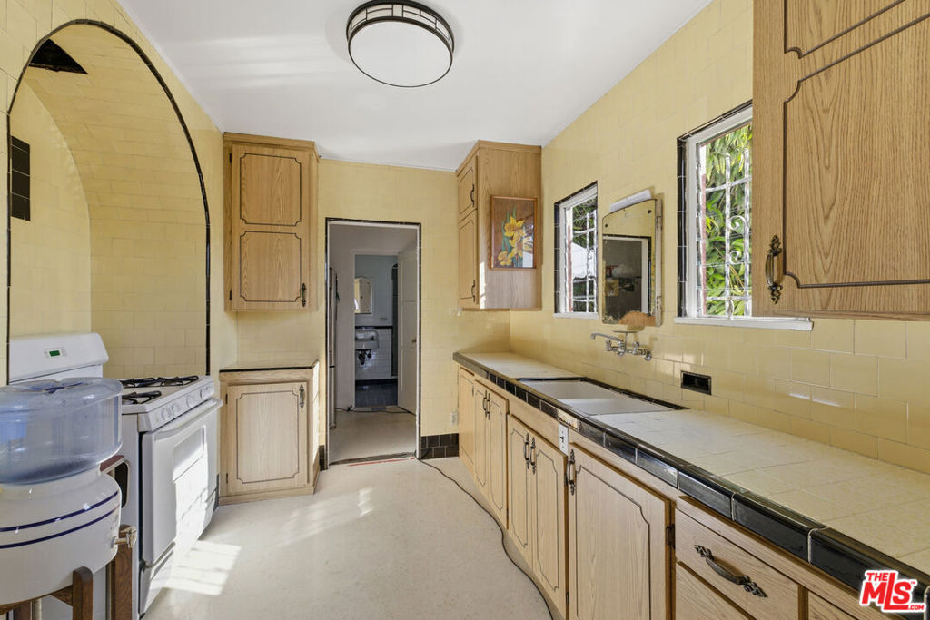 138 S La Jolla Avenue