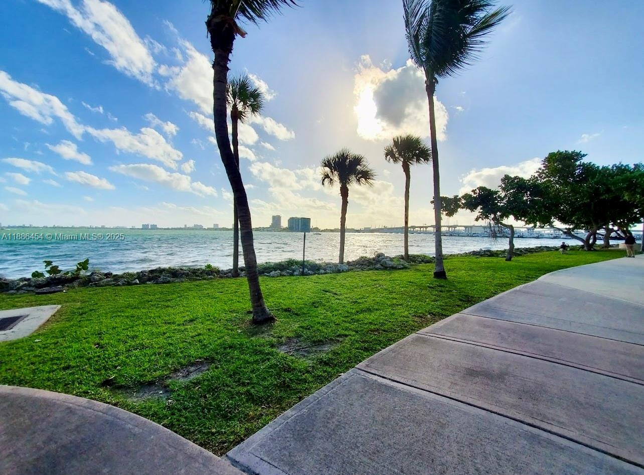 1750 N Bayshore Dr # 1218