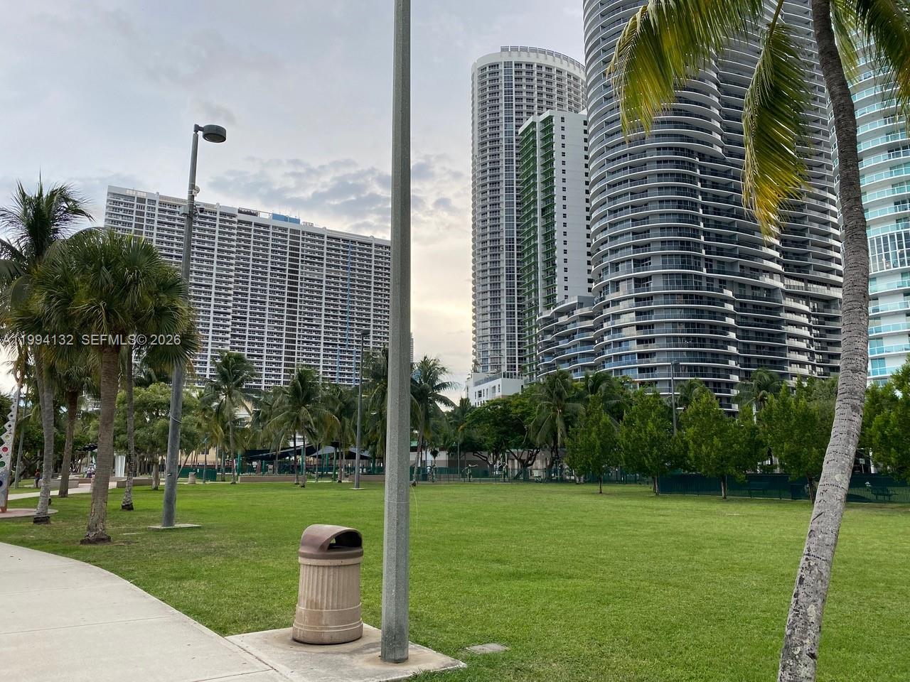 1750 N Bayshore Dr # 4003