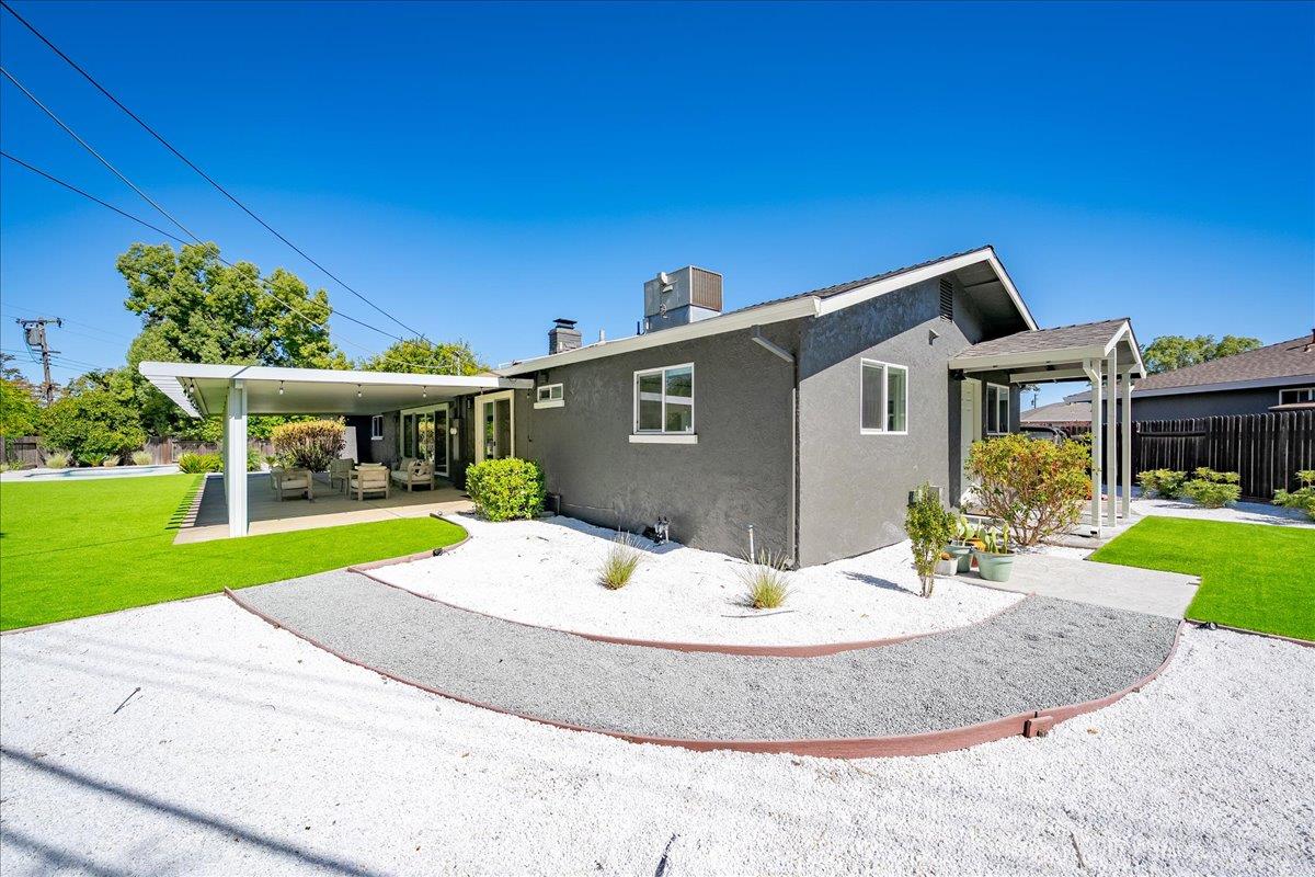1228 El Encanto Way