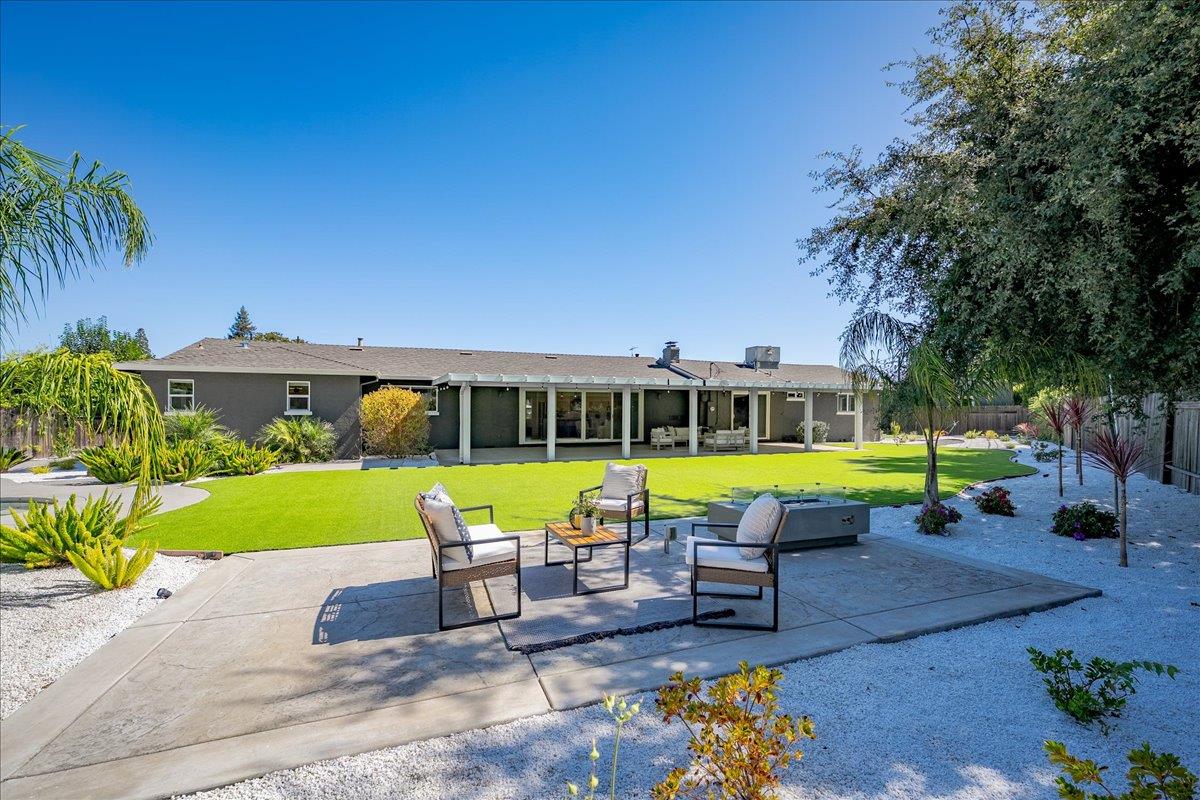 1228 El Encanto Way