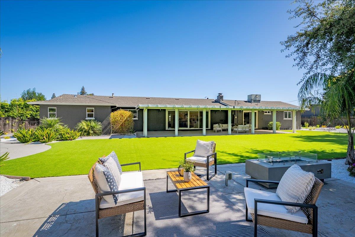 1228 El Encanto Way