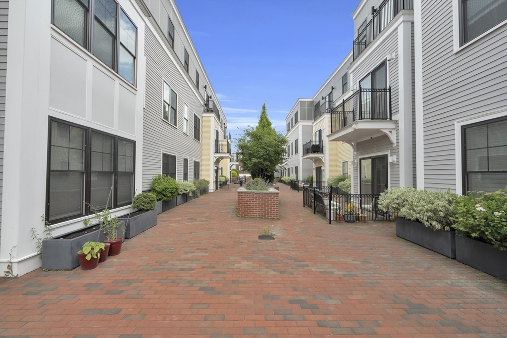 205 E St # 10N