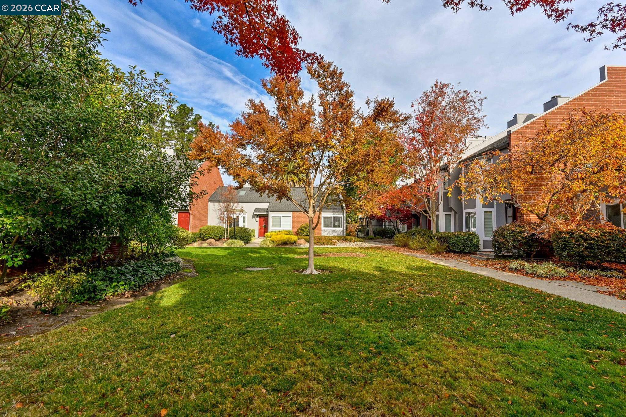 30 Sierra Ln