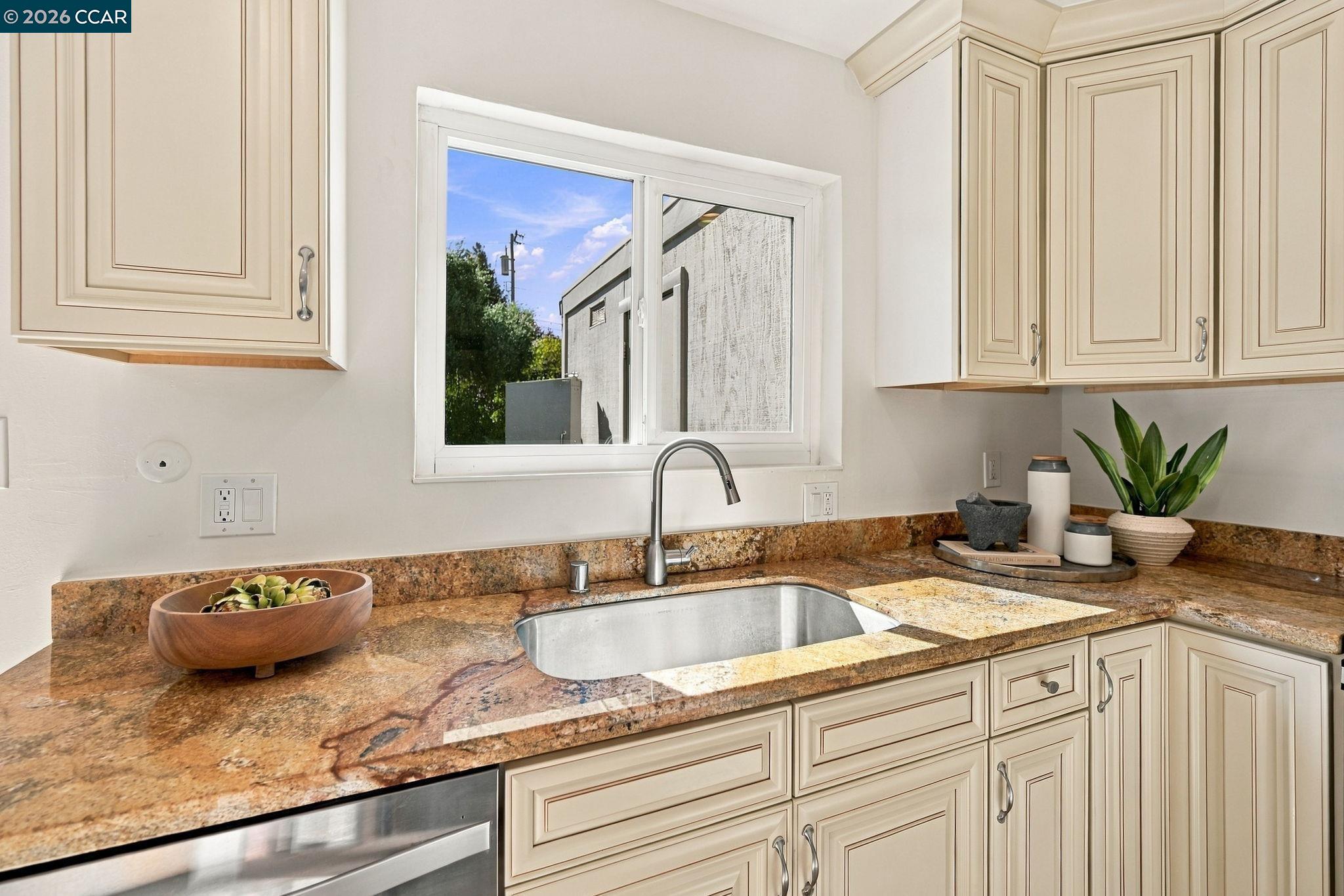 30 Sierra Ln