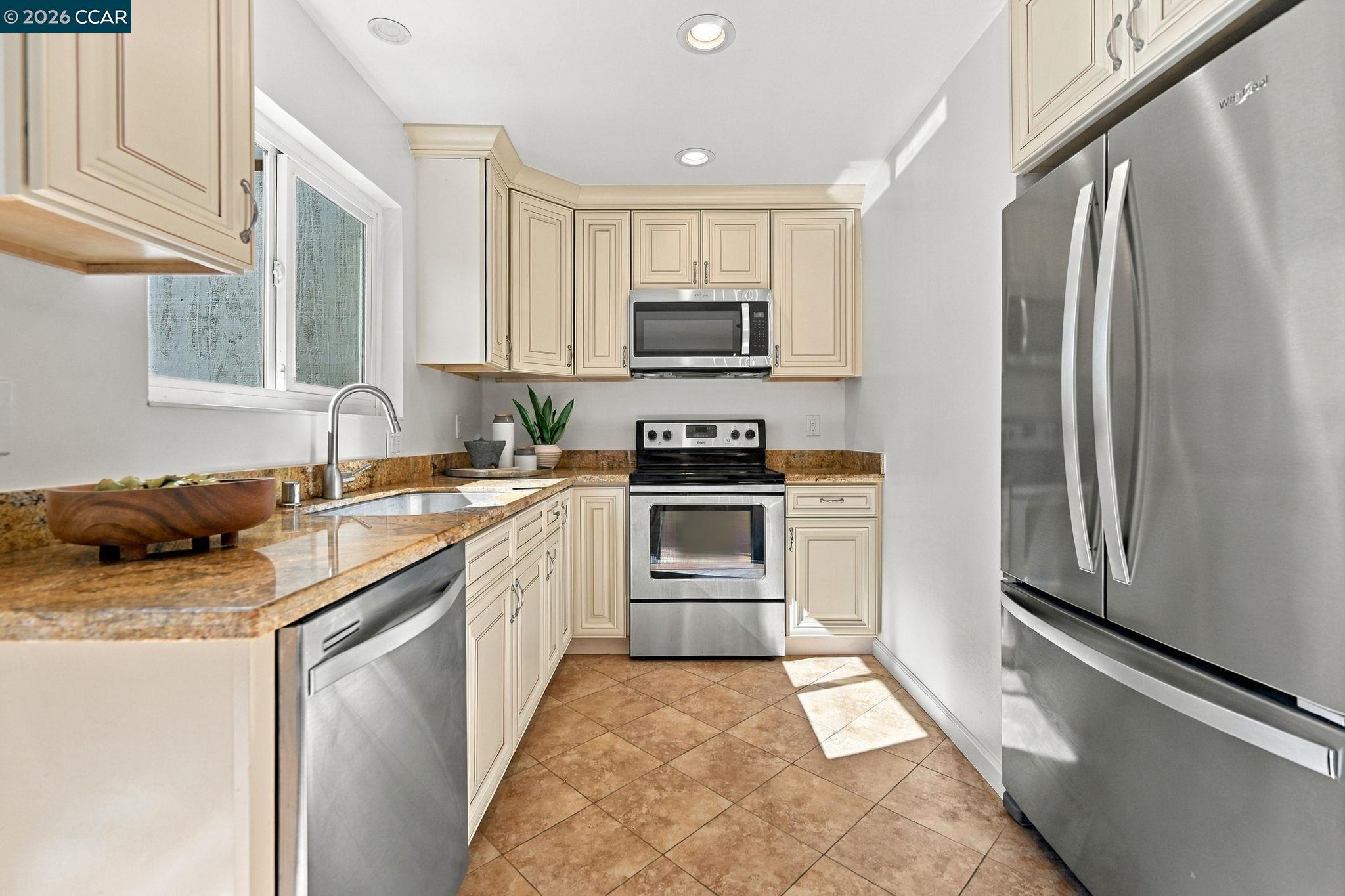 30 Sierra Ln
