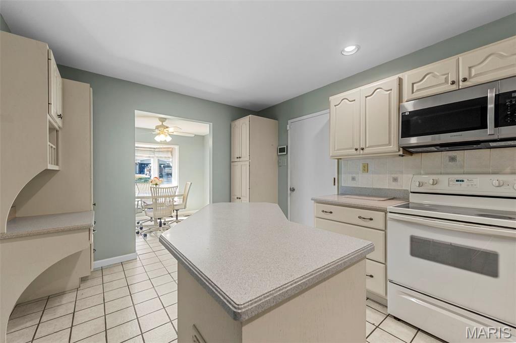 805 Coach Light Lane