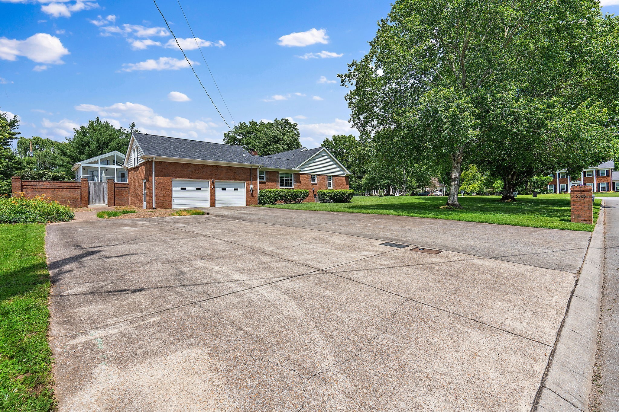 6305 Chickering Cir