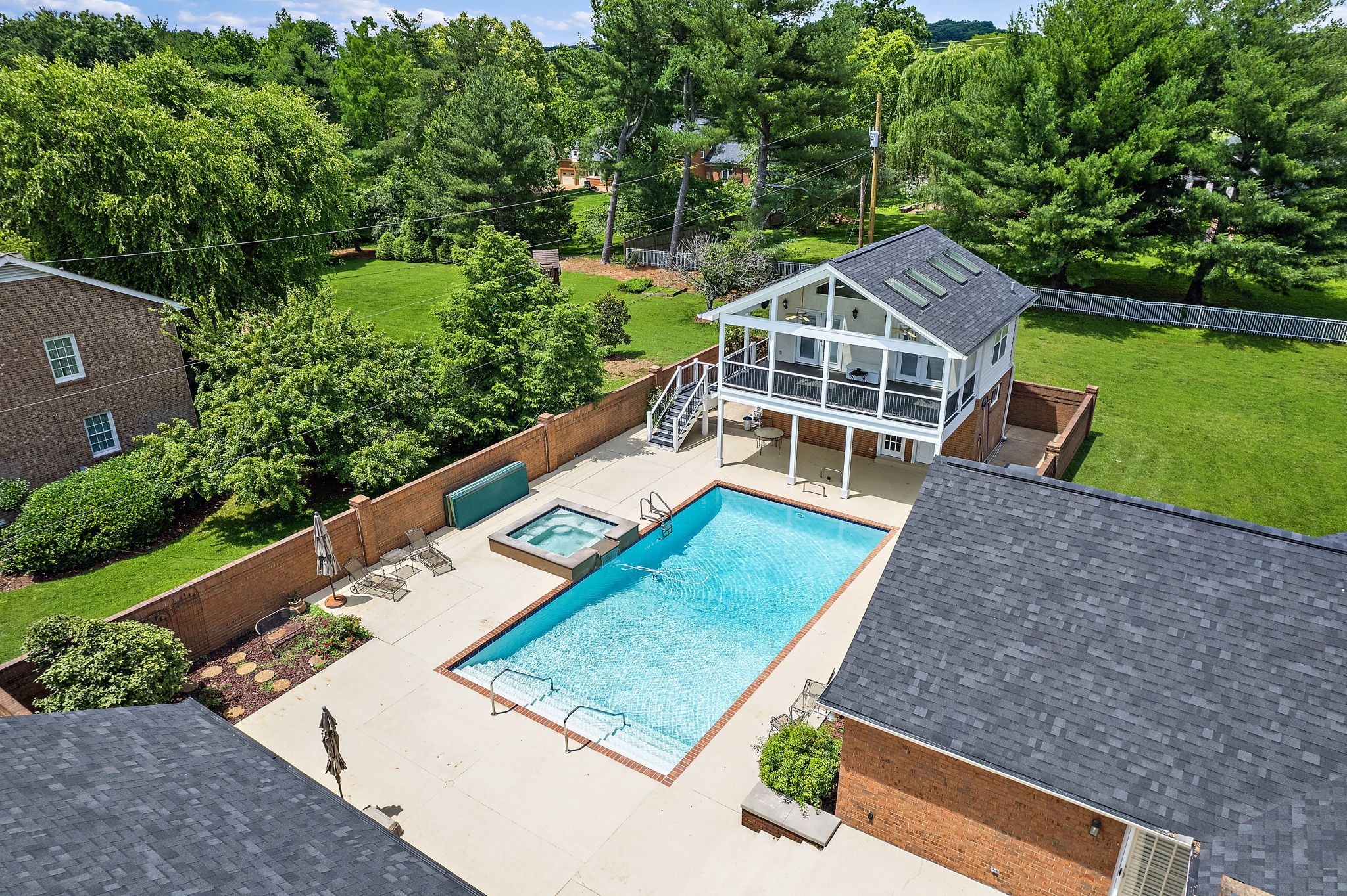 6305 Chickering Cir