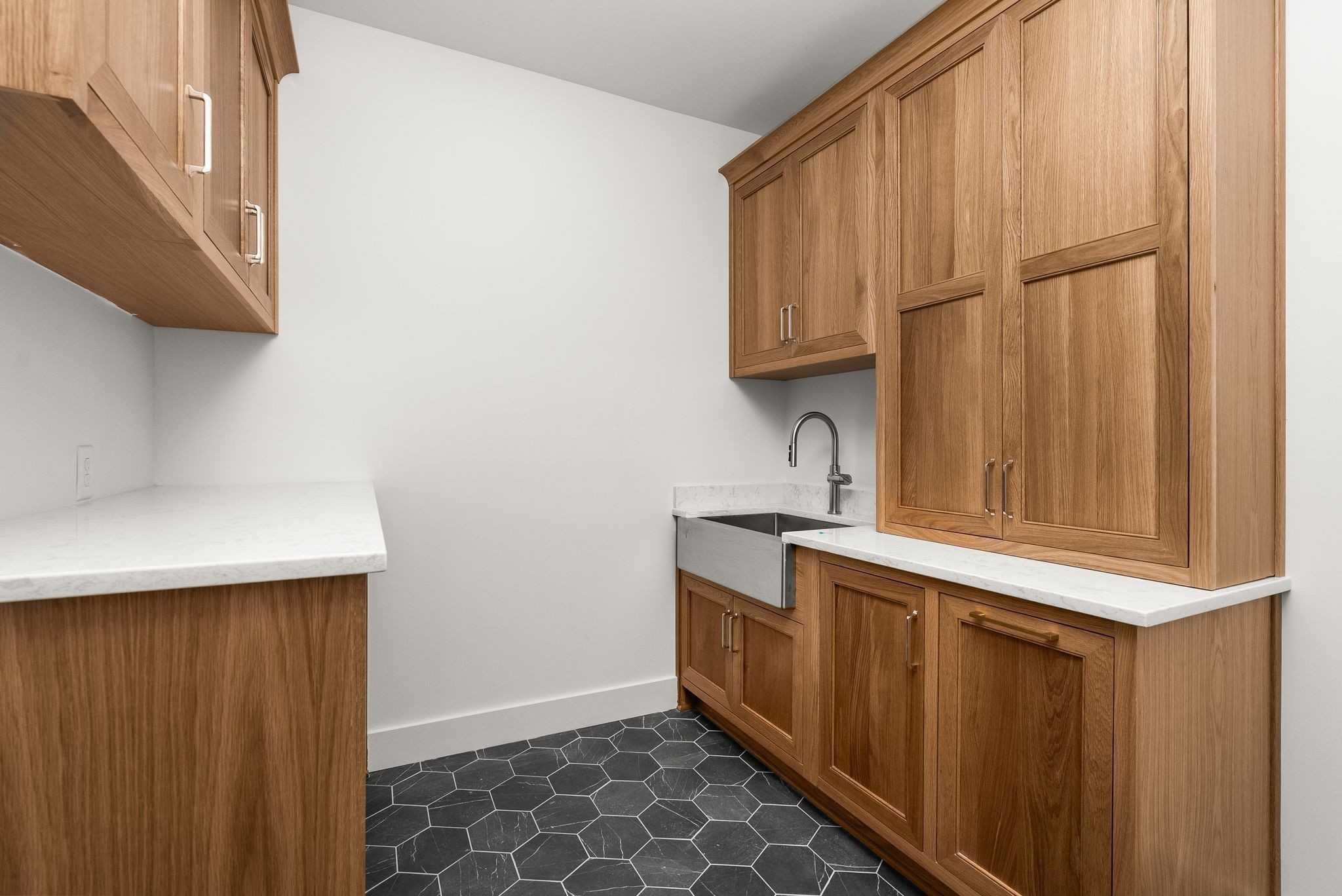 95 Leonard Ave Unit: 6
