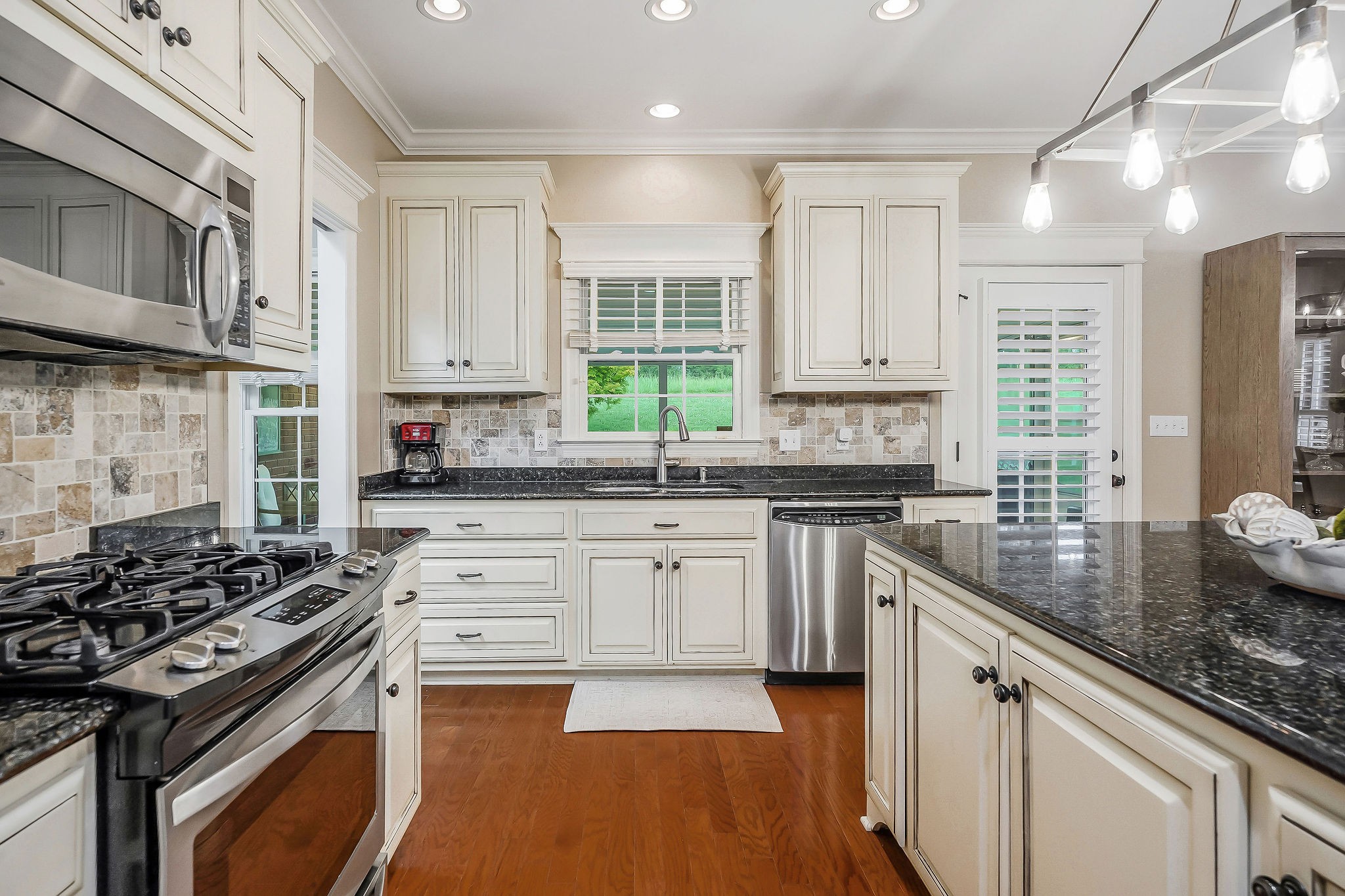 225 Hickory Ct
