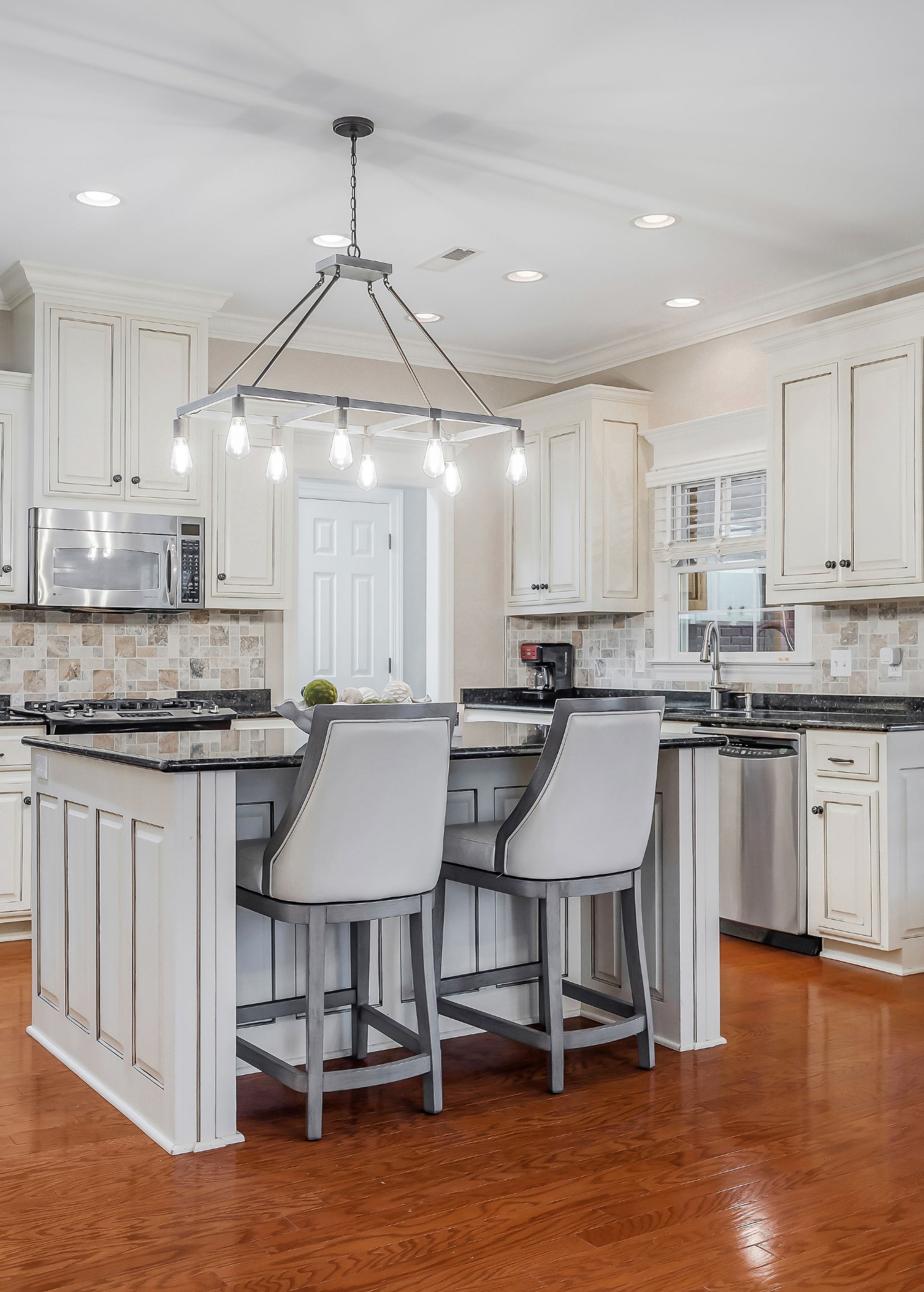 225 Hickory Ct
