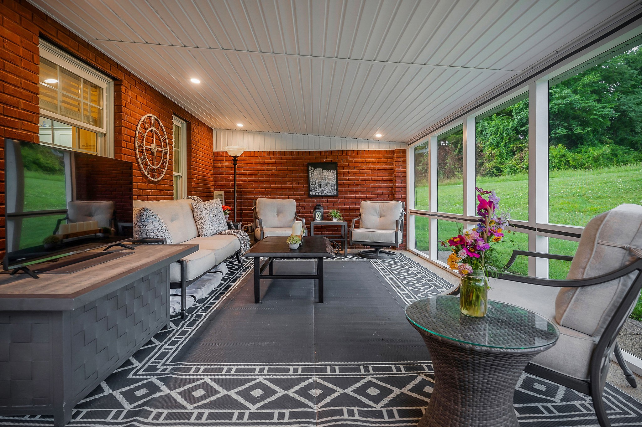 225 Hickory Ct