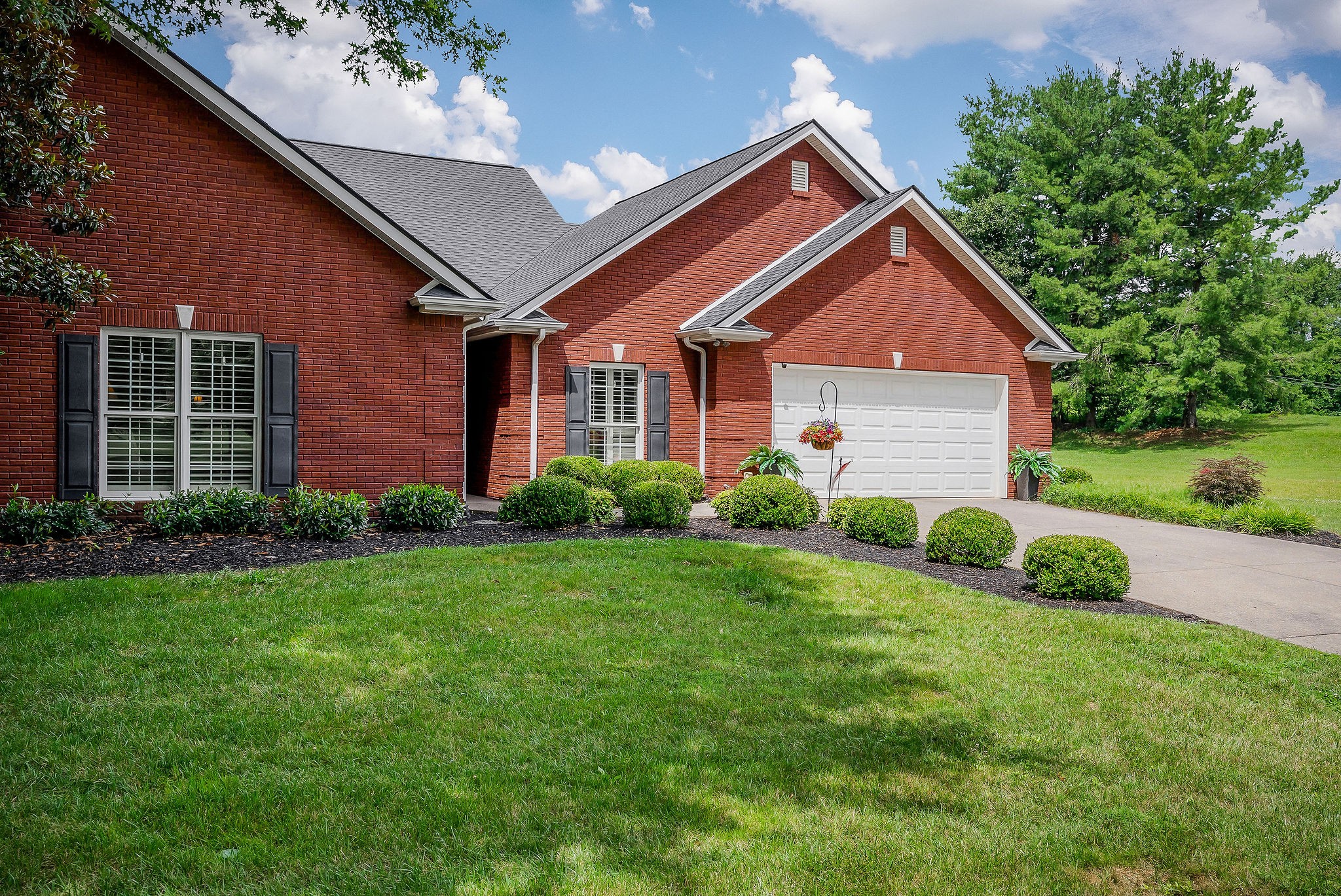 225 Hickory Ct