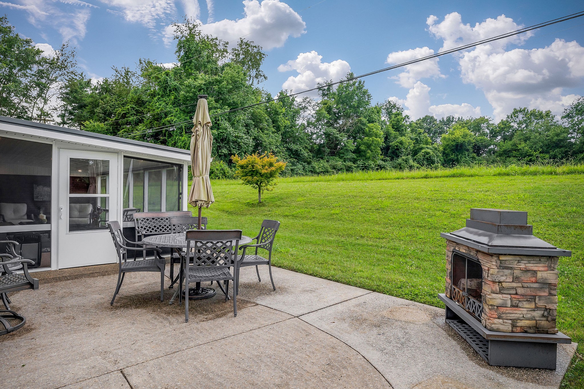 225 Hickory Ct