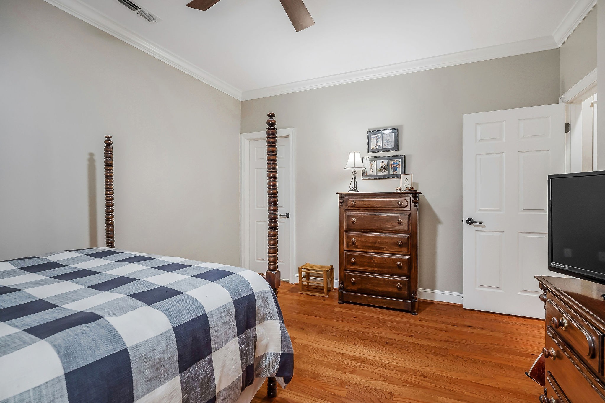 225 Hickory Ct