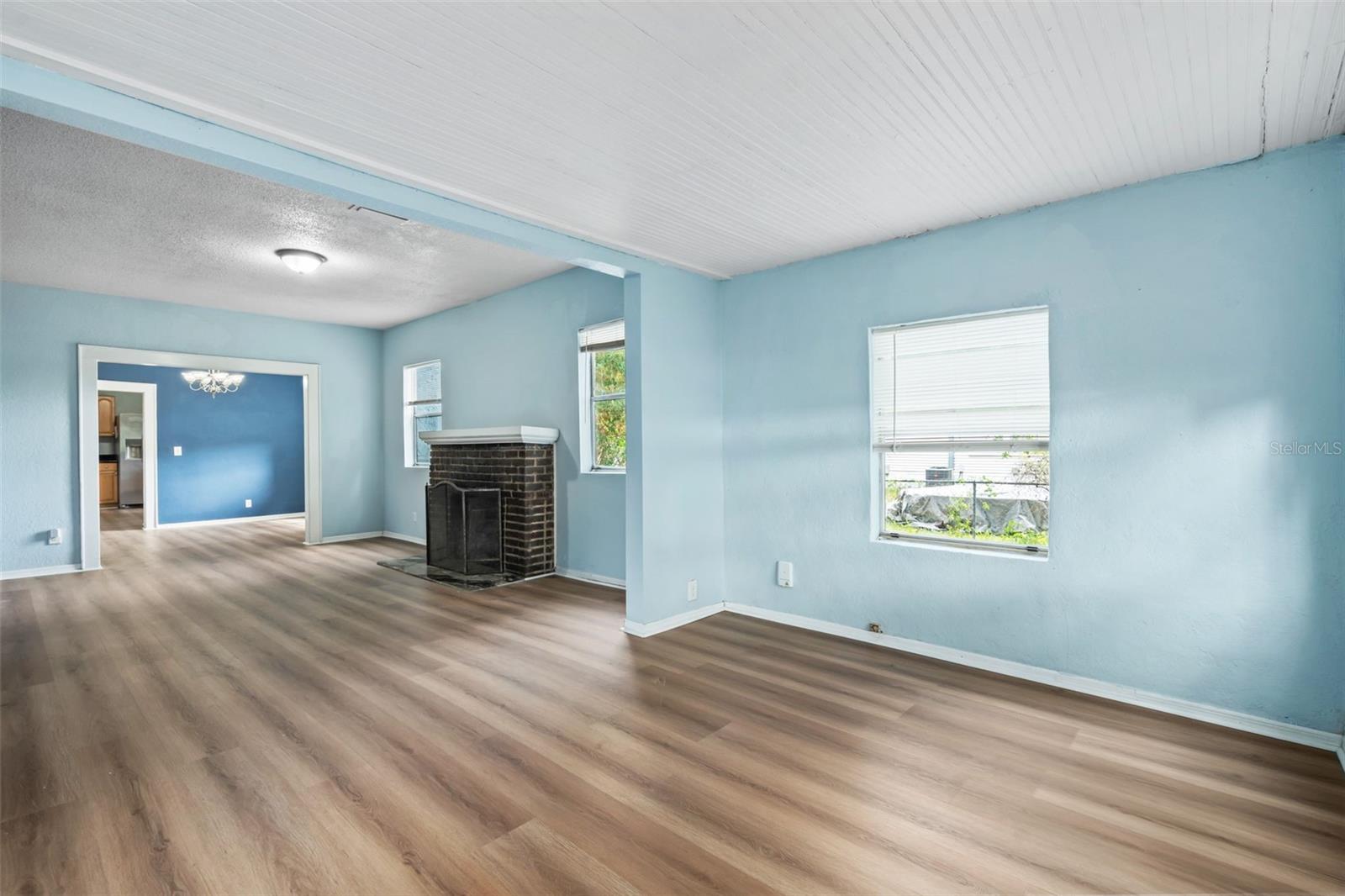 1516 E ELM RD
