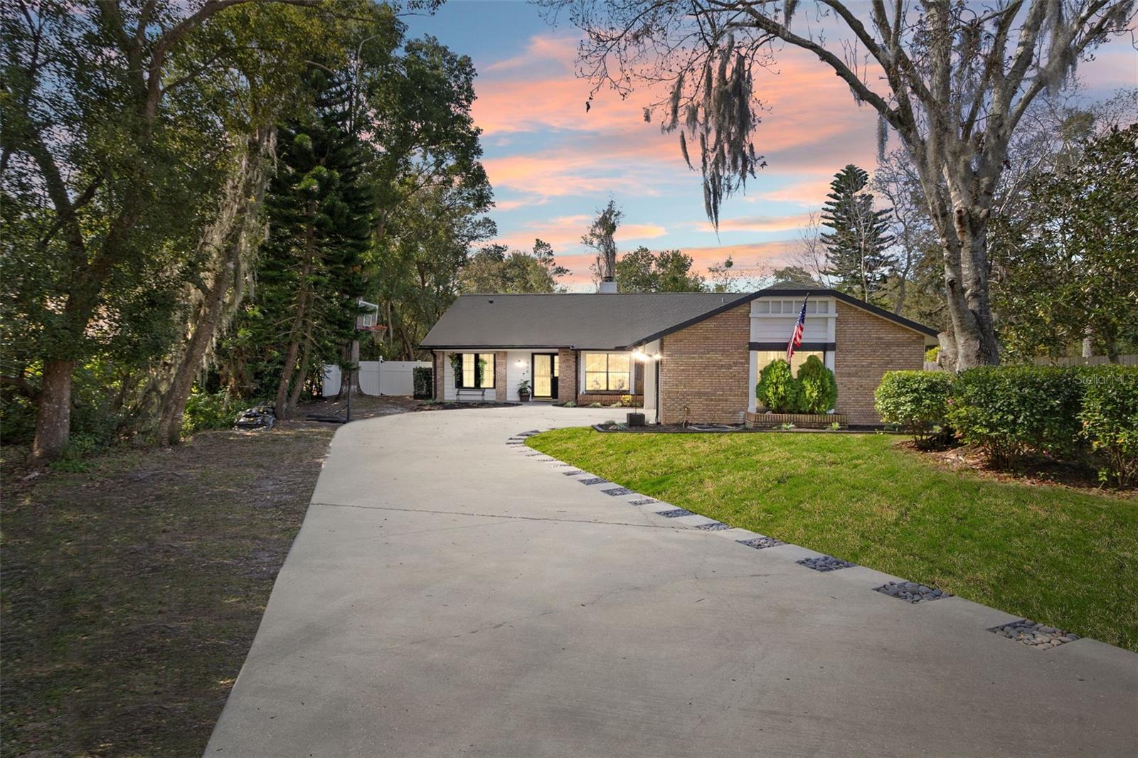 506 CLEO LN
