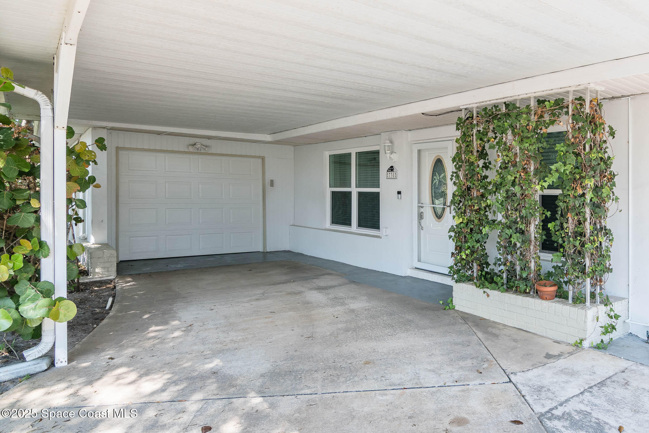 738 Bianca Drive NE