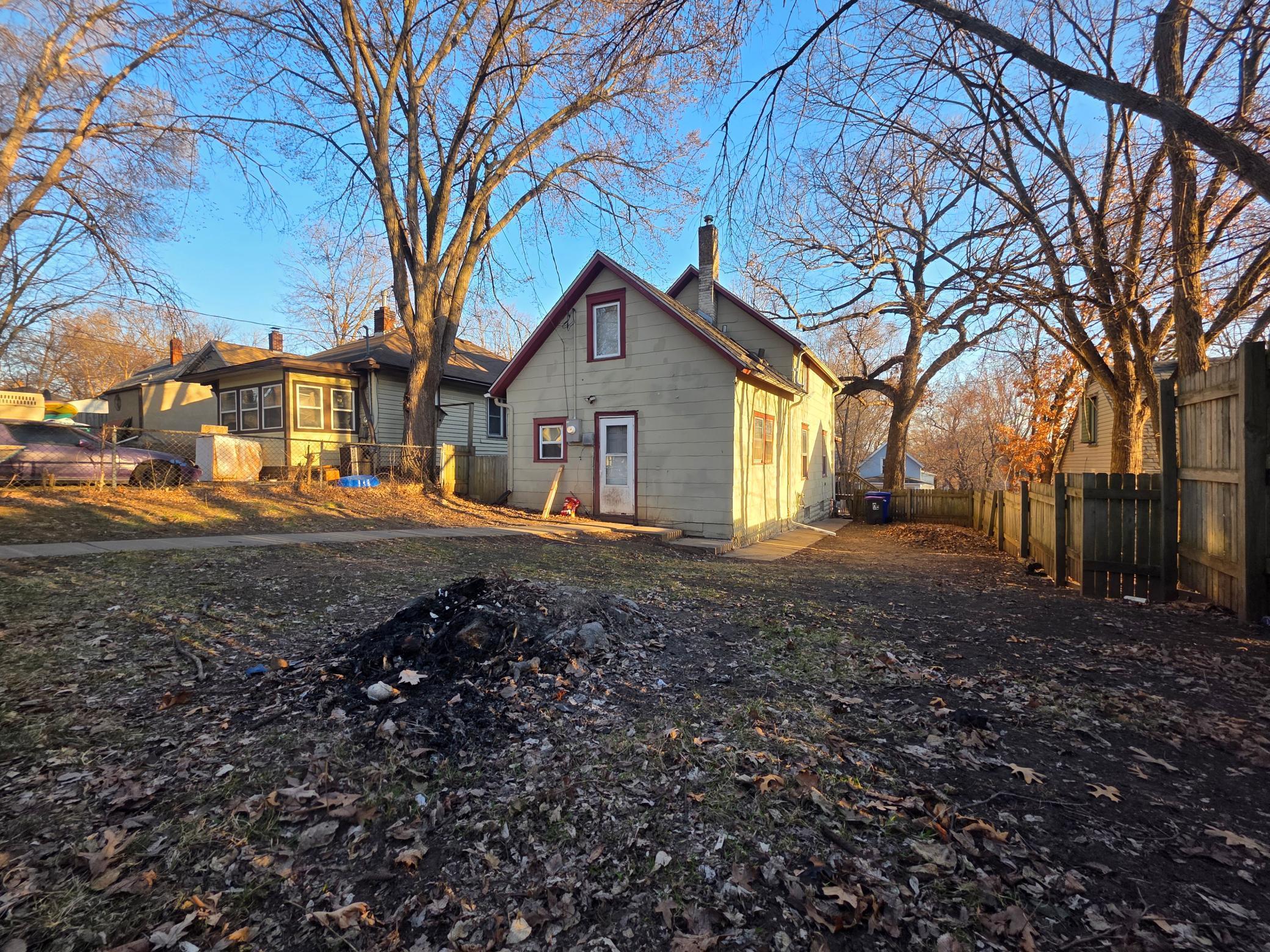 1123 6th Street E