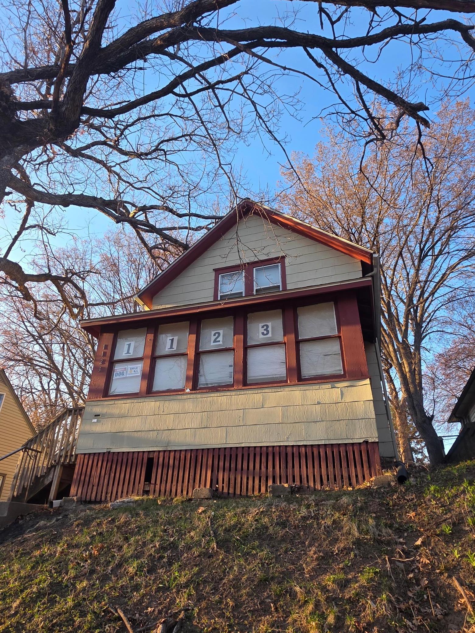 1123 6th Street E