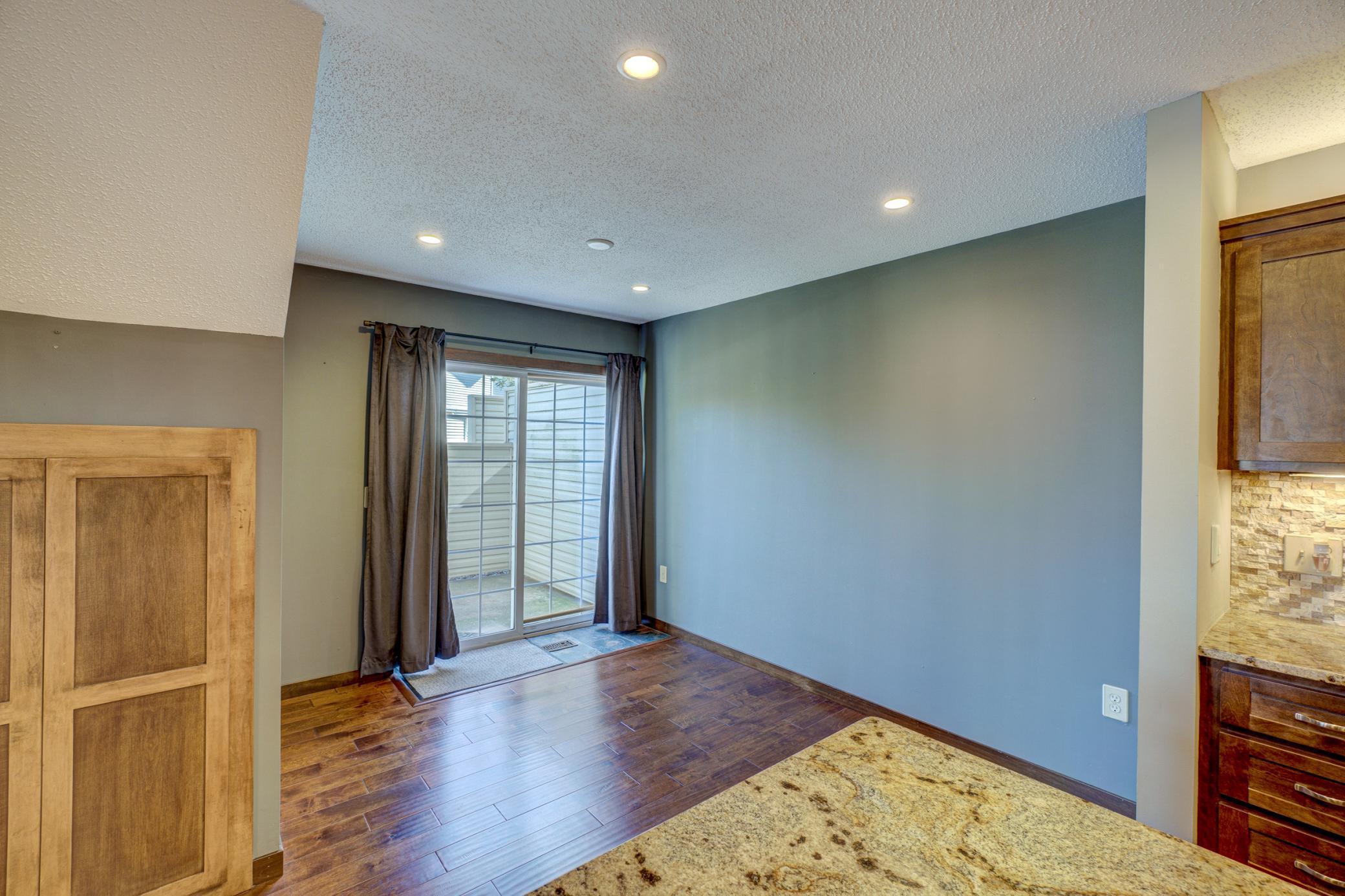 2437 Oakridge Circle