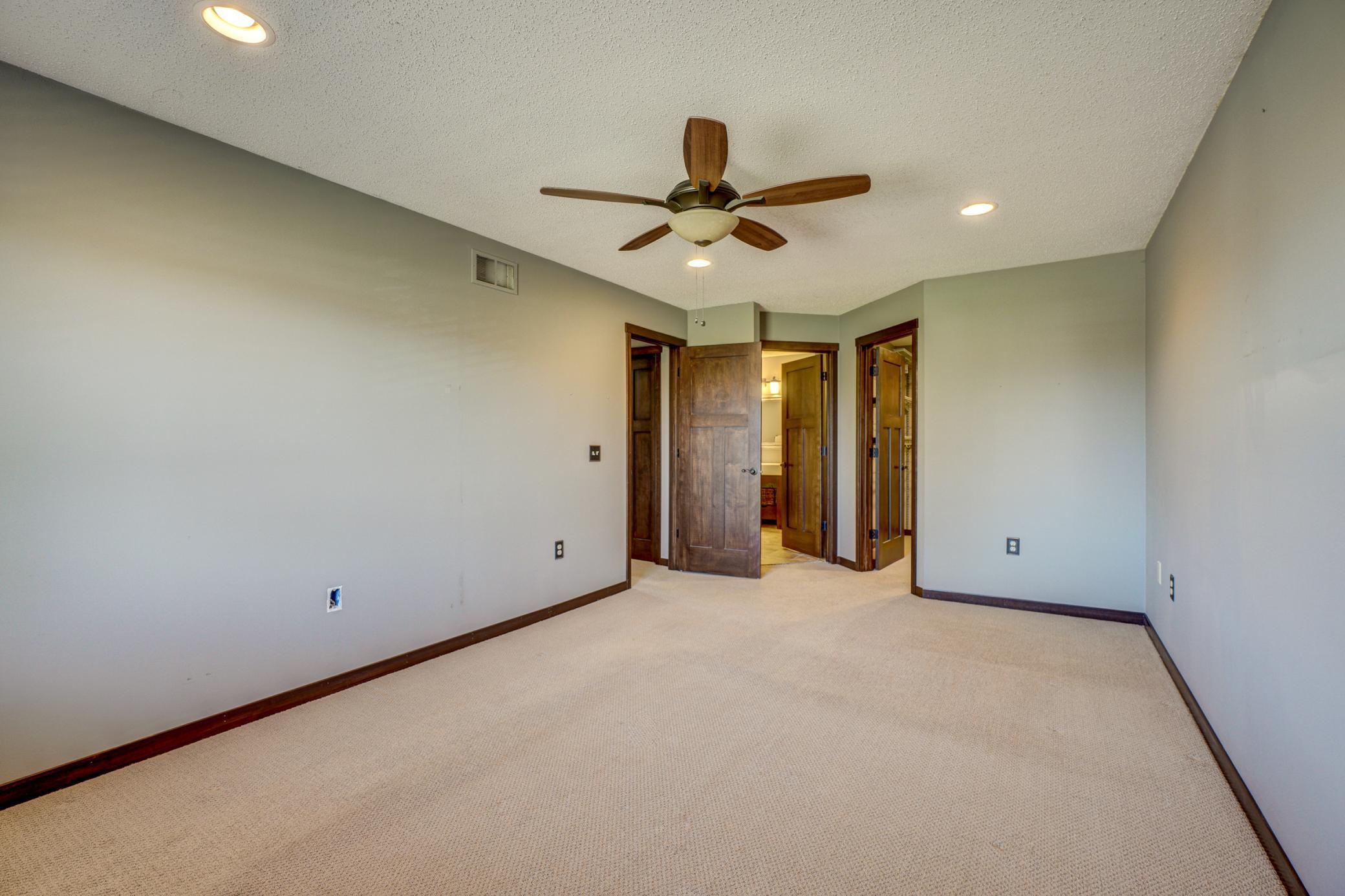 2437 Oakridge Circle