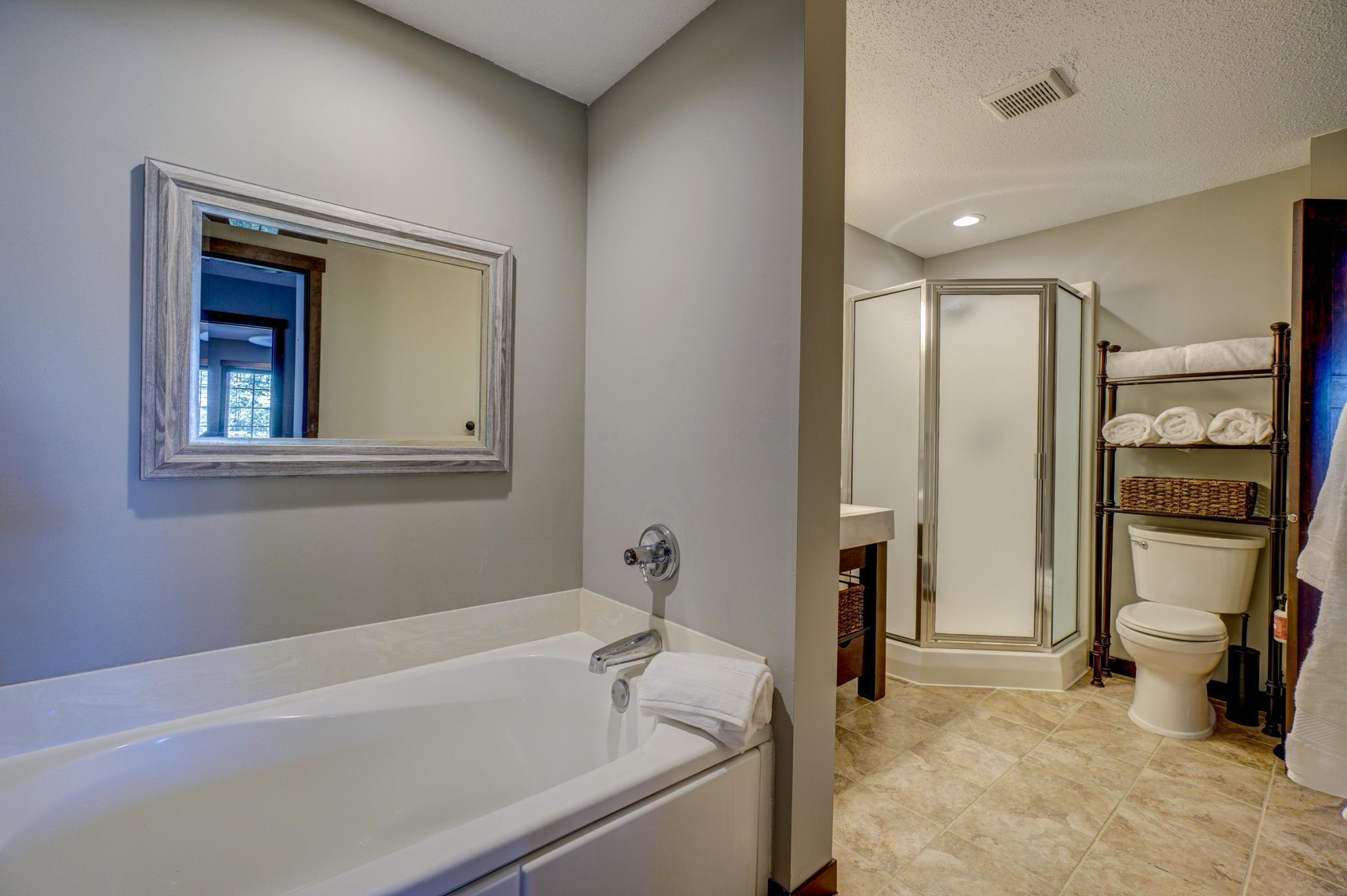 2437 Oakridge Circle