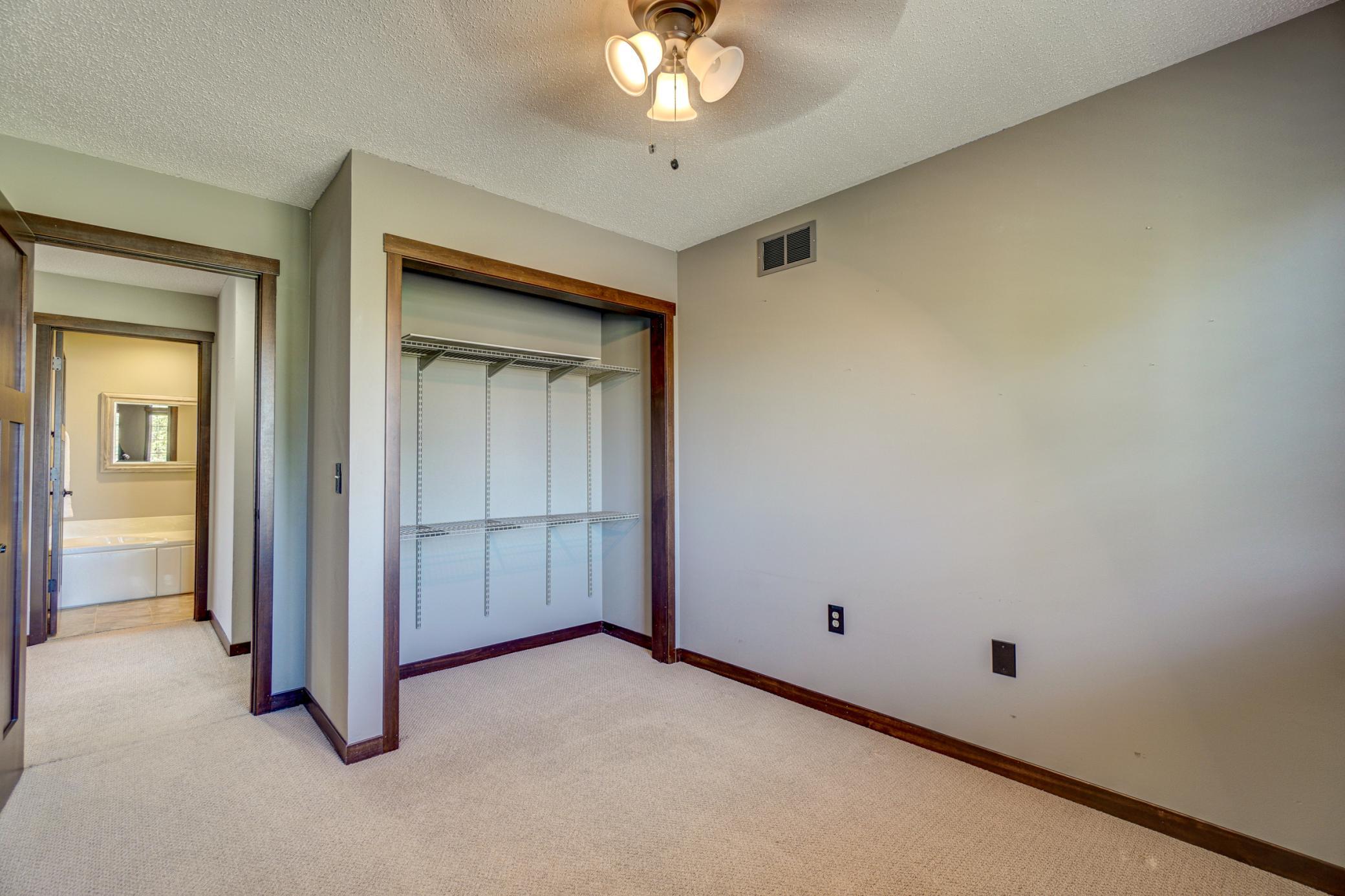 2437 Oakridge Circle