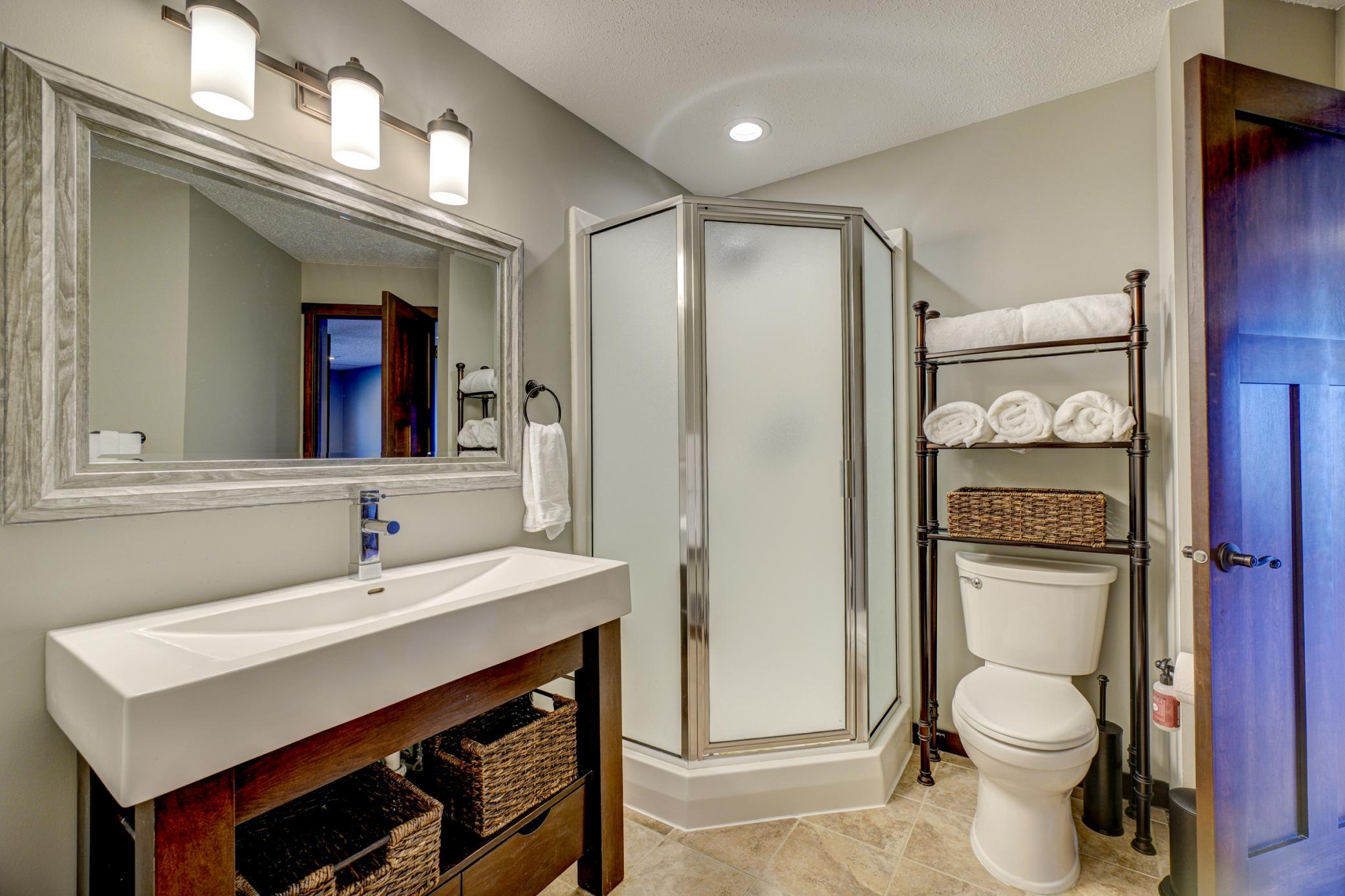 2437 Oakridge Circle