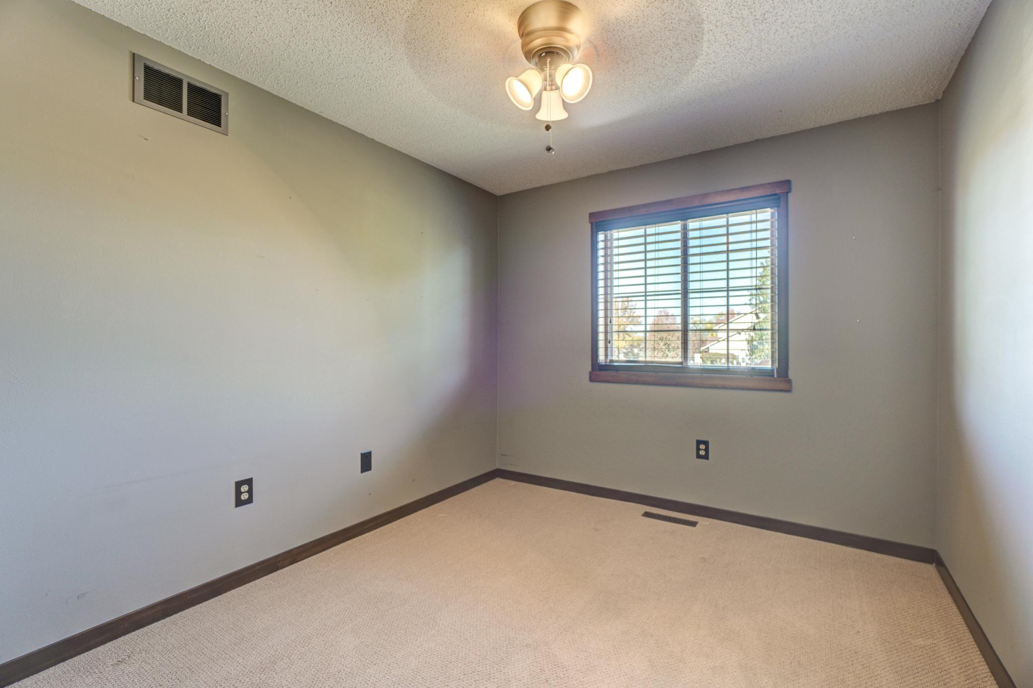 2437 Oakridge Circle