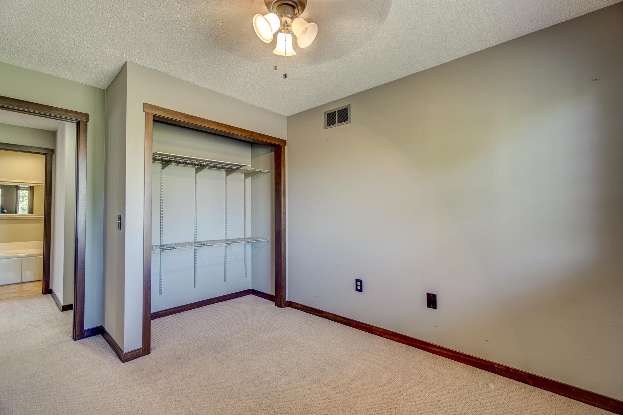 2437 Oakridge Circle