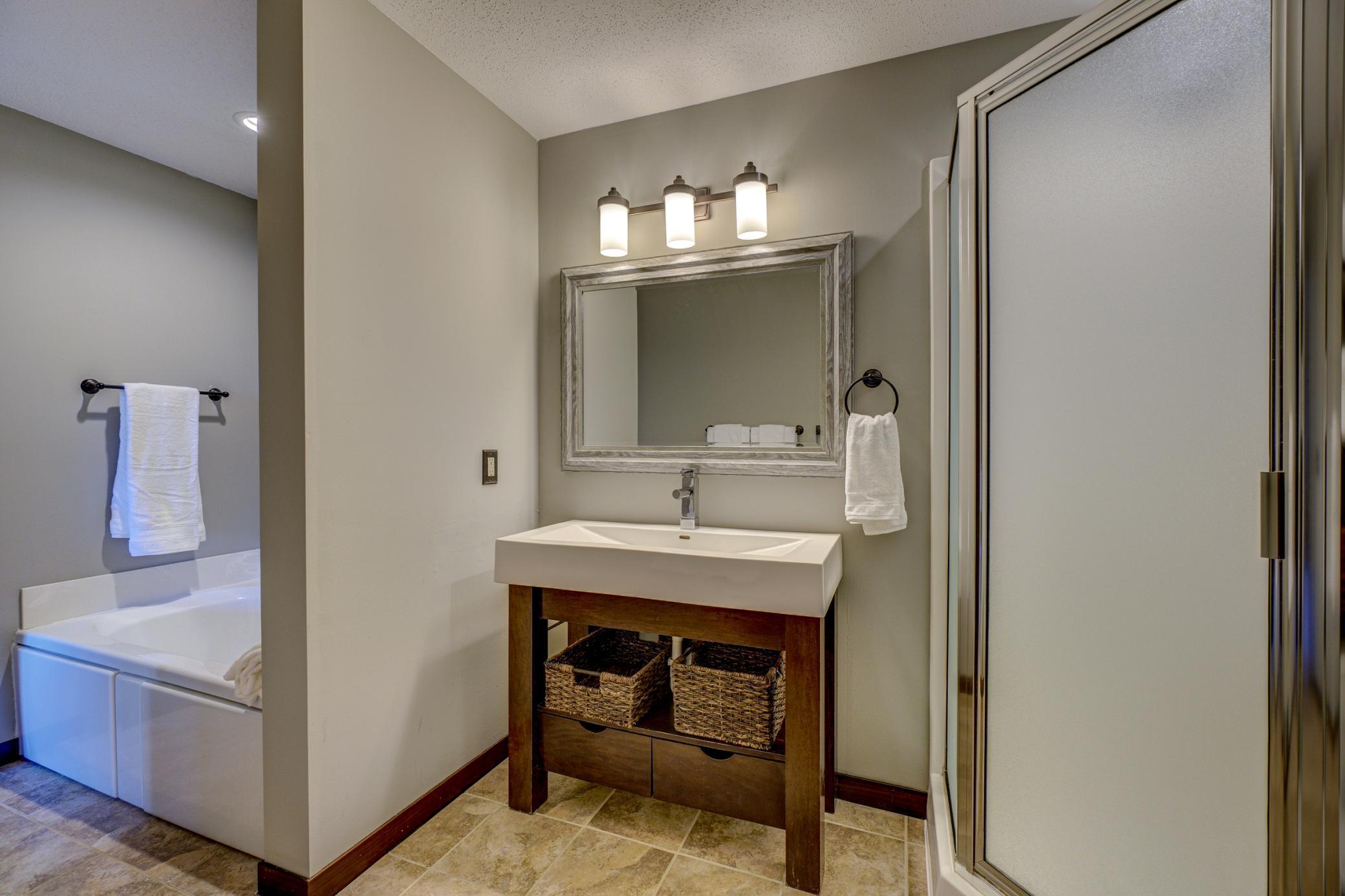 2437 Oakridge Circle