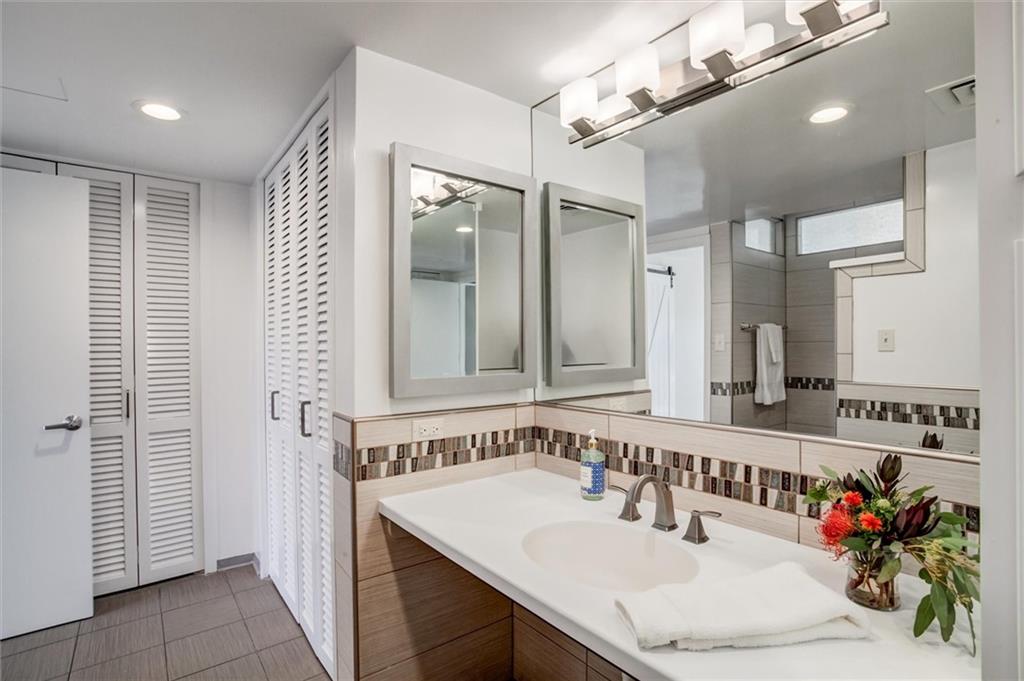 4545 Wornall Road Unit: 606