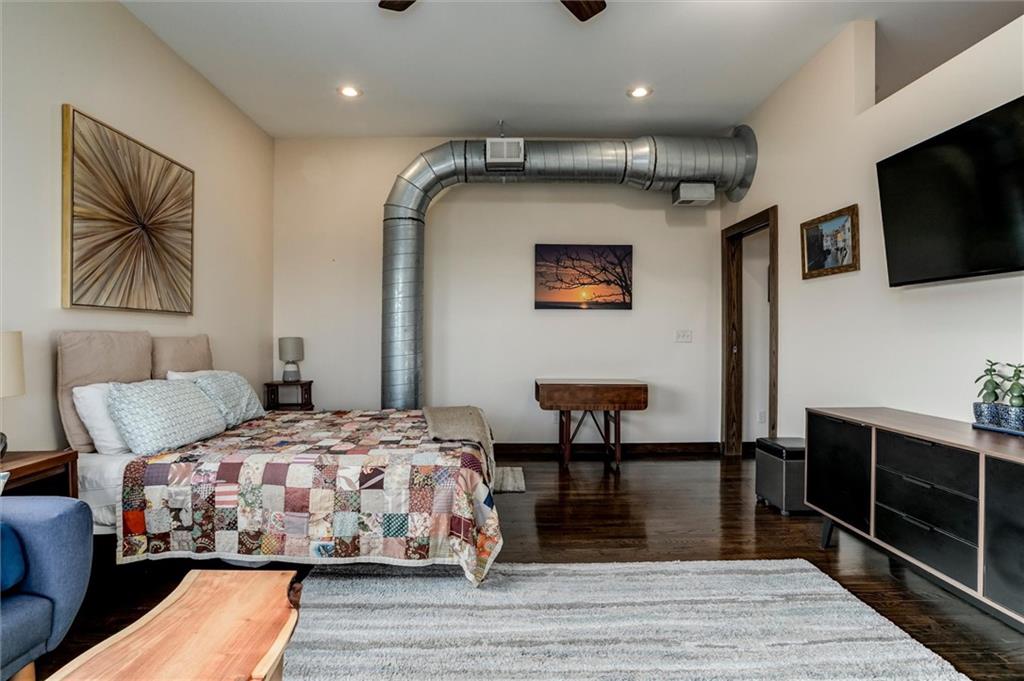 1803 Wyandotte Street Unit: 301