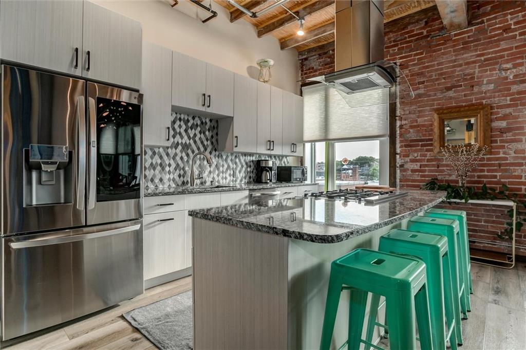 1803 Wyandotte Street Unit: 301