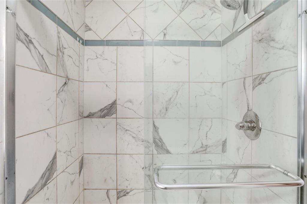 10101 NW MIRROR LAKE Court