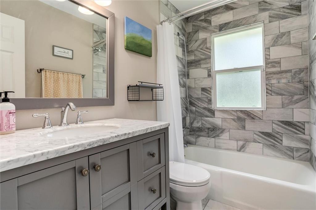 10101 NW MIRROR LAKE Court