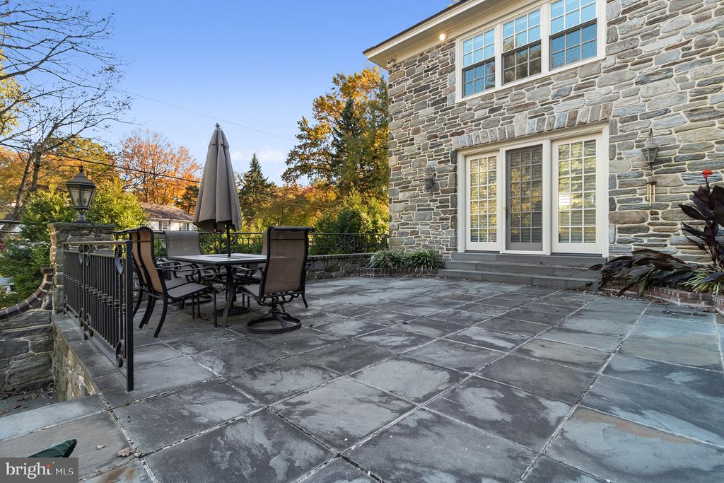 1911 STONE RIDGE LANE