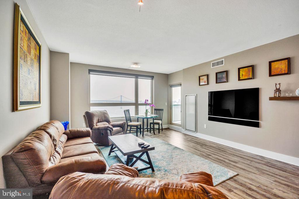 717 S Columbus Blvd #1206