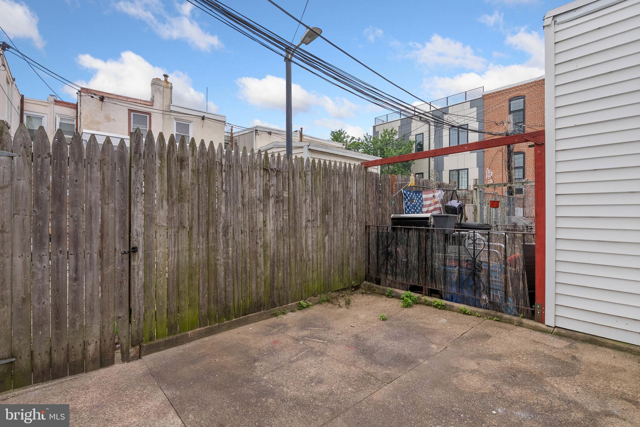 3008 E Thompson St