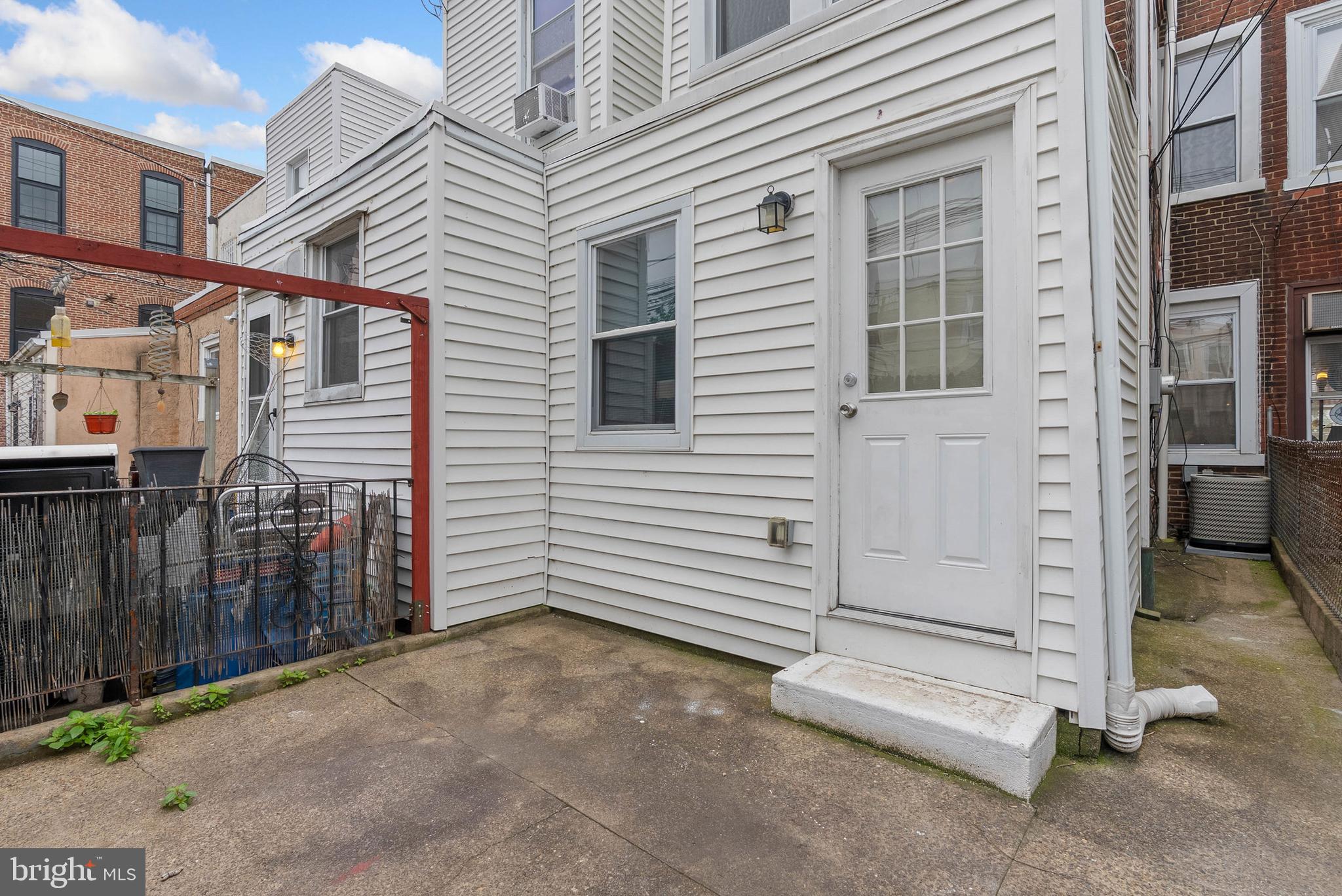 3008 E Thompson St