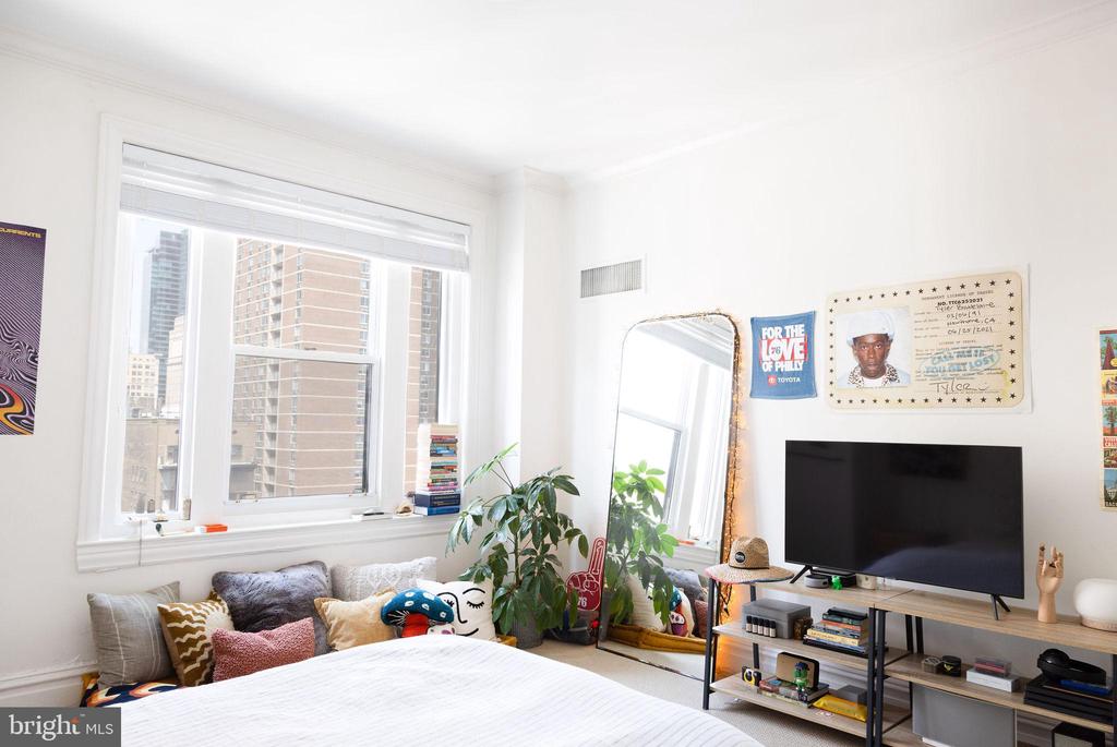 1520 SPRUCE STREET 28 400