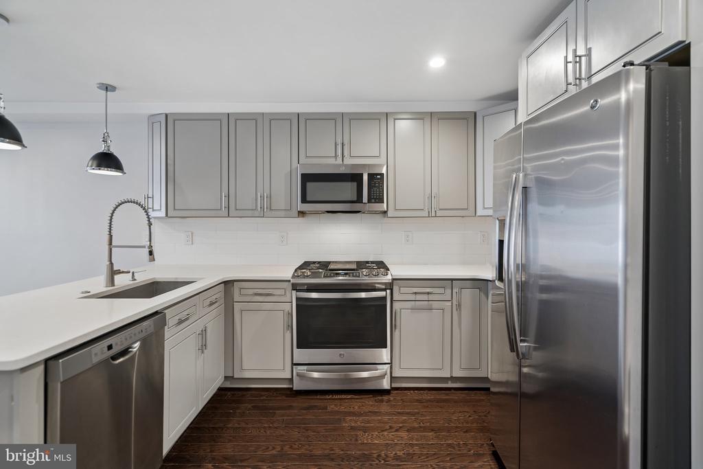 970 N MARSHALL STREET Unit: 7