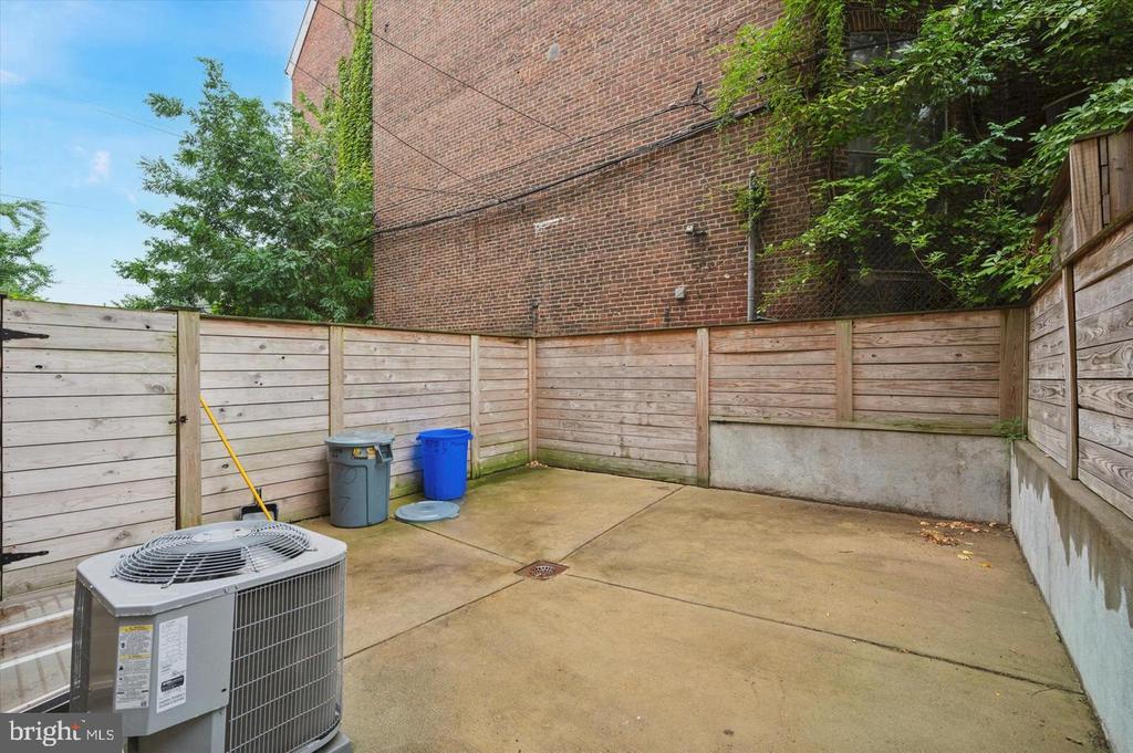 970 N MARSHALL STREET Unit: 7