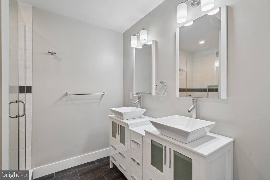 970 N MARSHALL STREET Unit: 7