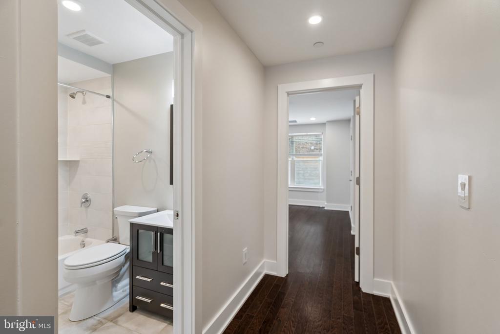 970 N MARSHALL STREET Unit: 7