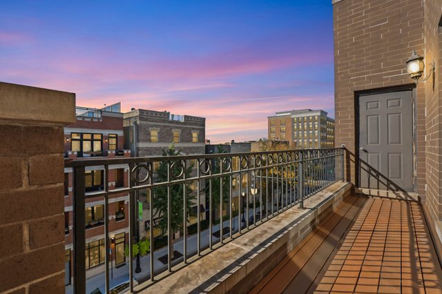 1442 W Belmont Avenue Unit: 4E