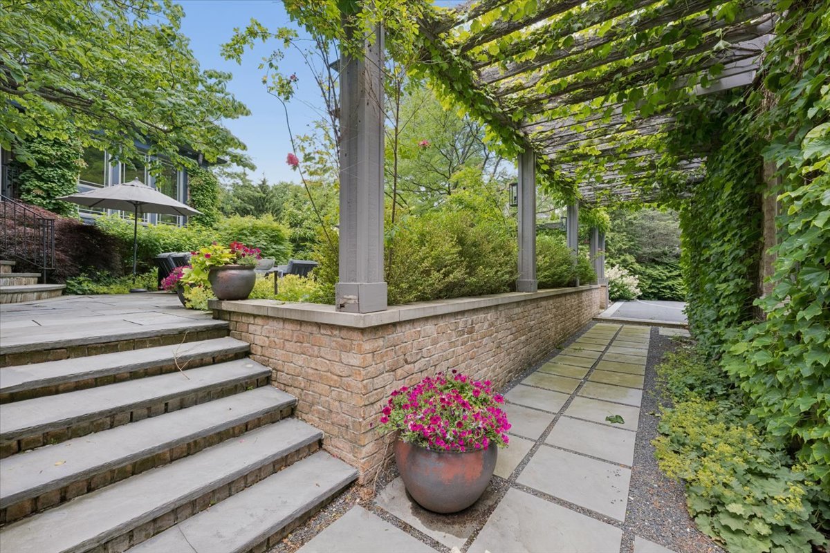 395 Greenleaf Avenue