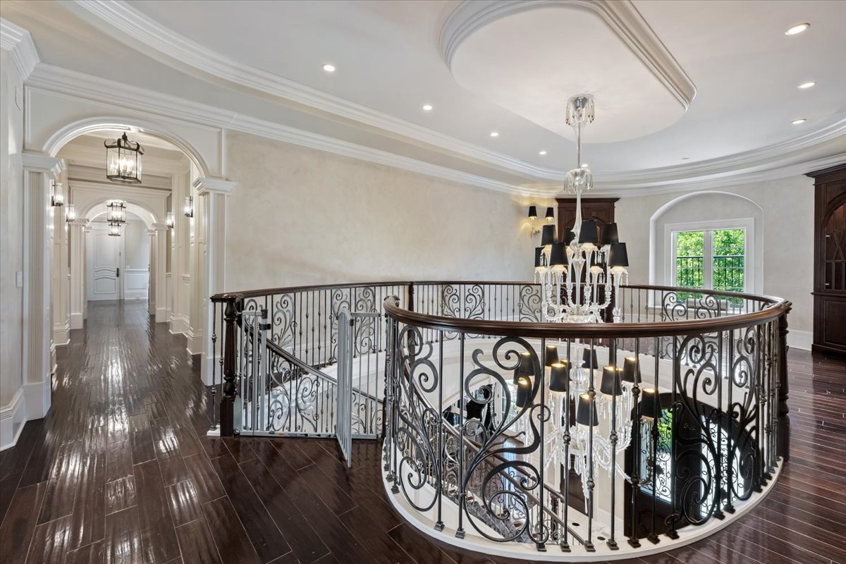 319 SHERIDAN Road